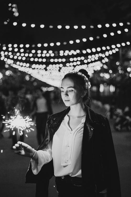 有关單色, 垂直拍摄, 女人的免费素材图片