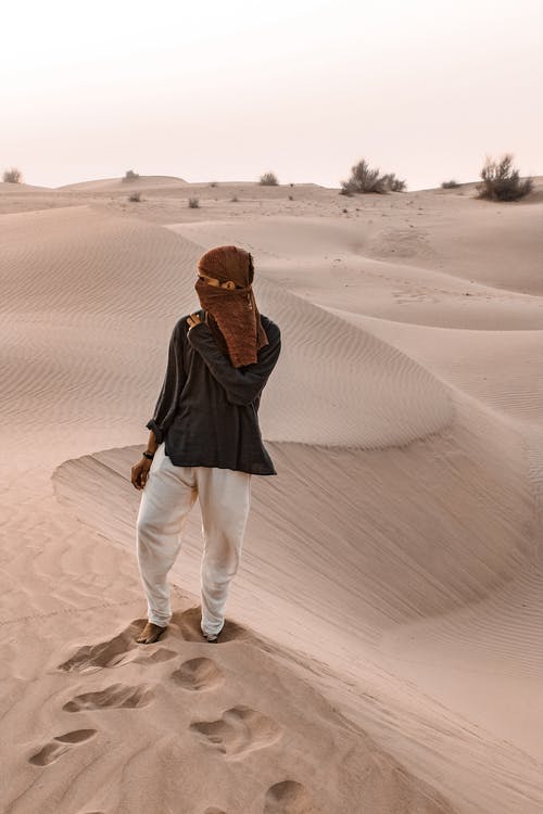 有关人, 光着脚, 沙的免费素材图片