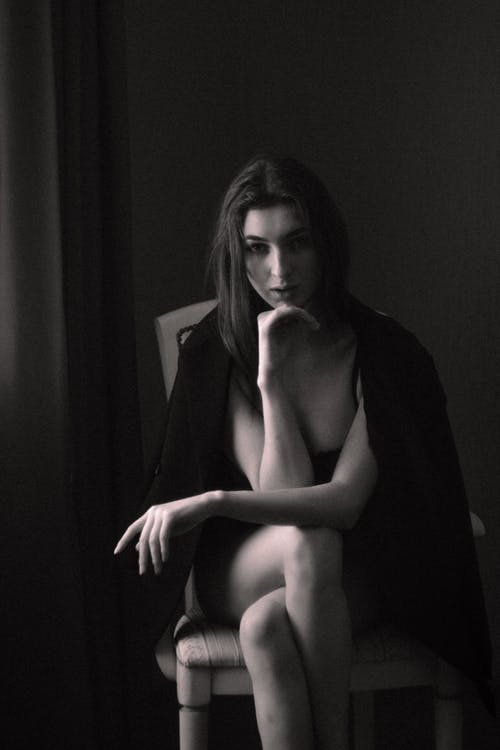 有关咖啡色頭髮的女人, 坐, 女人的免费素材图片