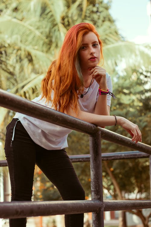 有关倚, 垂直拍摄, 女人的免费素材图片