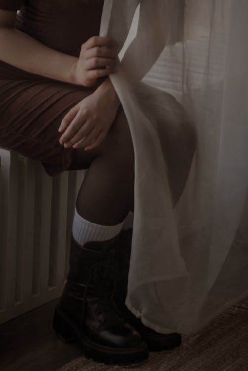 有关坐, 皮鞋, 連衣裙的免费素材图片