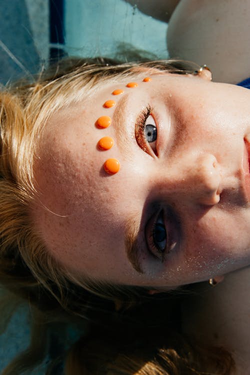 女人以自拍照的肖像 · 免费素材图片