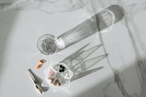 有关一杯水, 玻璃, 藥丸的免费素材图片