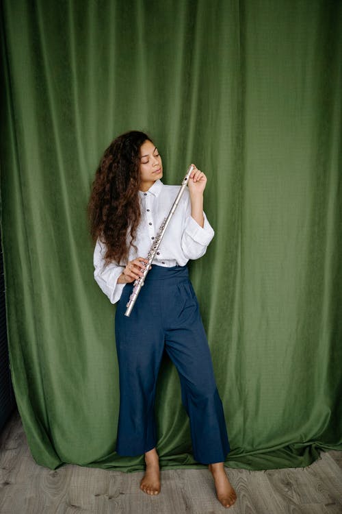 有关光着脚, 吹奏樂器, 垂直拍摄的免费素材图片