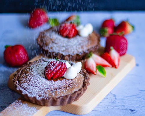 棕色木菜板上的草莓蛋糕 · 免费素材图片