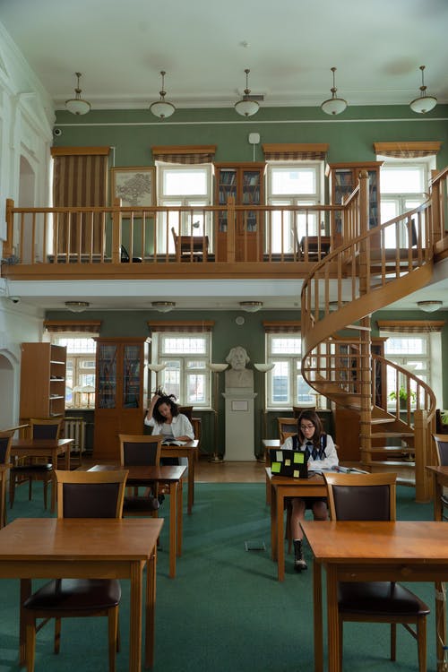 有关圖書館, 坐下, 垂直拍摄的免费素材图片