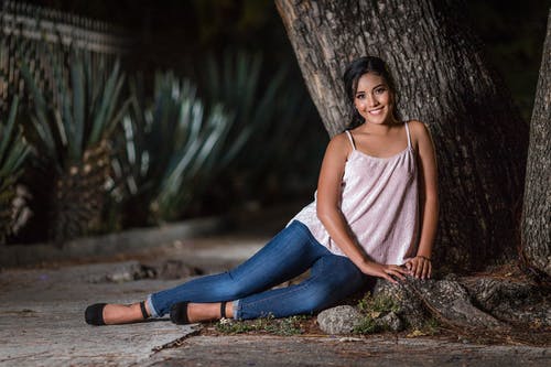 有关坐, 女人, 年輕的免费素材图片