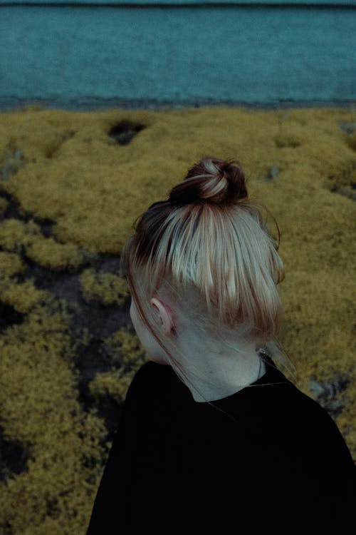 有关人, 发髻, 回頭看的免费素材图片