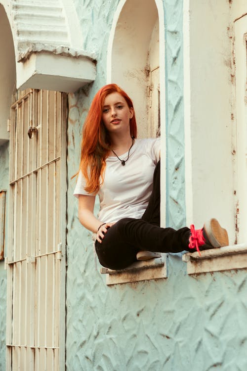 有关坐, 垂直拍摄, 女人的免费素材图片