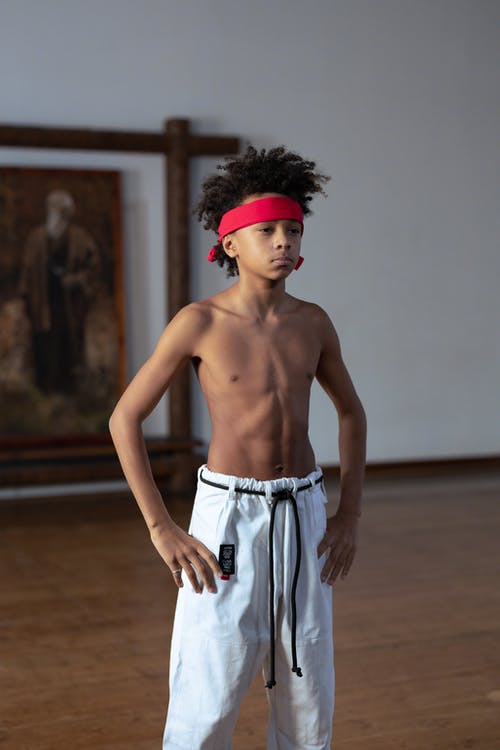 有关半裸, 垂直拍摄, 室內的免费素材图片