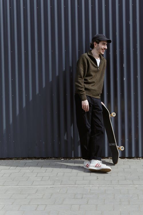 有关垂直拍摄, 帽子, 微笑的免费素材图片