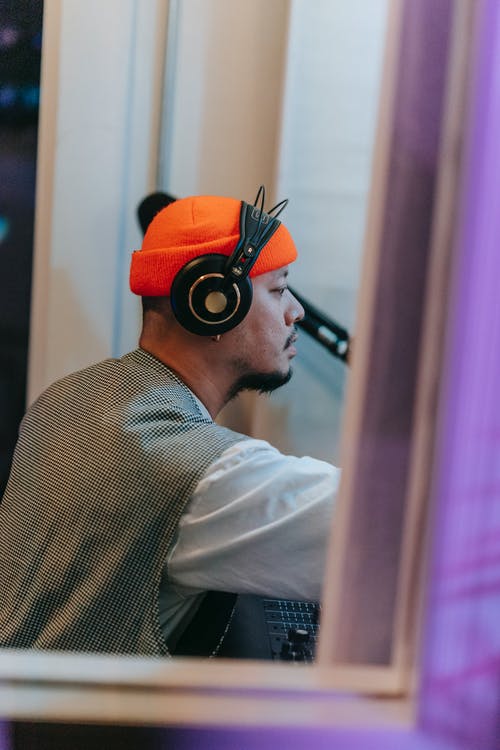 有关（頂部有小羊毛球的）羊毛帽子, DJ, 人的免费素材图片