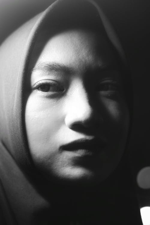 有关垂直拍摄, 女人, 灰階的免费素材图片