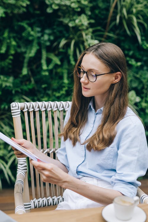 有关休閒, 咖啡色頭髮的女人, 單人沙發的免费素材图片