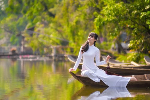 有关人, 向上看, 坐的免费素材图片