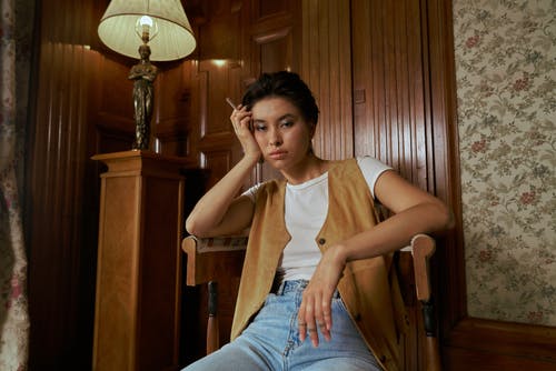 有关休闲服装, 化妆品, 坐的免费素材图片