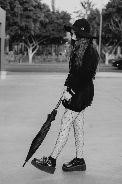 有关單色, 垂直拍摄, 女人的免费素材图片