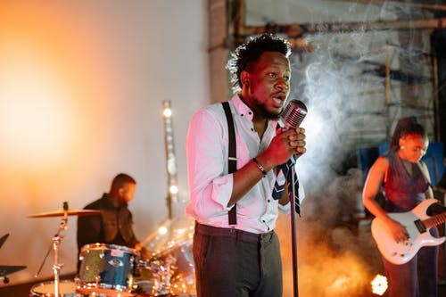 有关人, 吉他手, 唱歌的免费素材图片