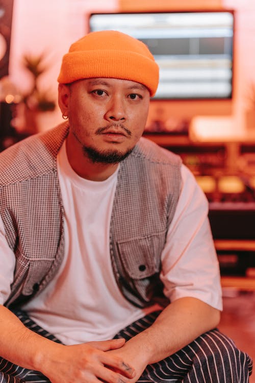 有关（頂部有小羊毛球的）羊毛帽子, 人, 坐的免费素材图片