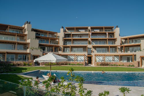 有关公寓, 太阳椅, 度假村的免费素材图片