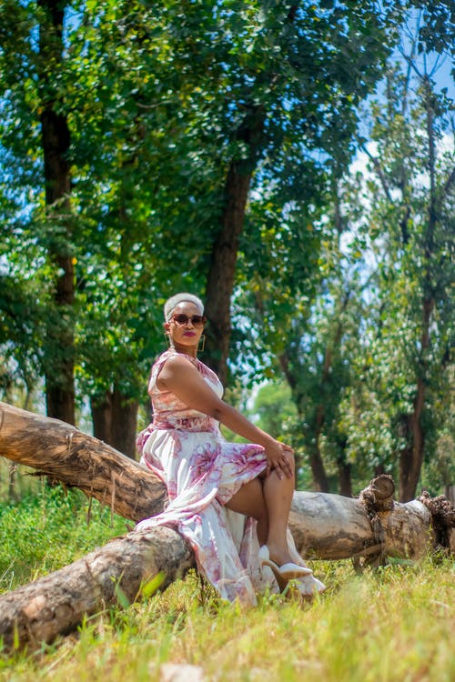 有关交叉的双腿, 坐, 垂直拍摄的免费素材图片