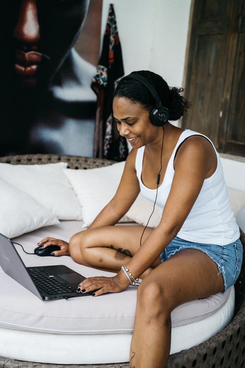 有关上網, 听音乐, 在家工作的免费素材图片