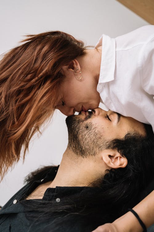 男人亲吻女人的额头 · 免费素材图片