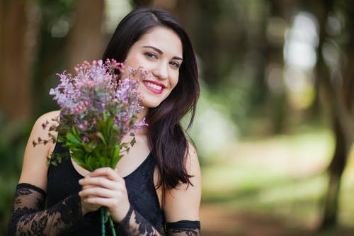 有关一束鲜花, 女人, 年輕的免费素材图片