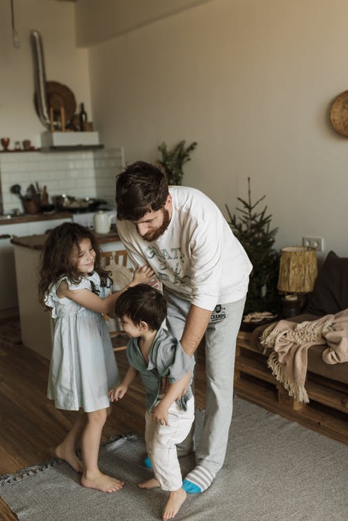 白船员的脖子t恤的男人和蓝绿色礼服的女人 · 免费素材图片