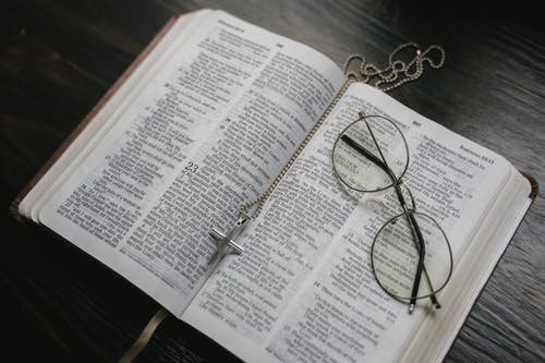 有关圣经, 打開的書, 眼鏡的免费素材图片