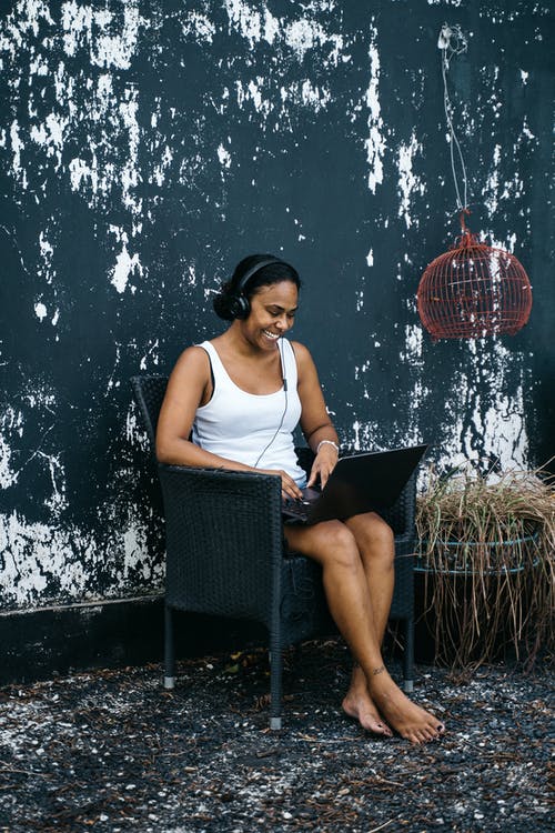 有关上網, 听音乐, 在家工作的免费素材图片