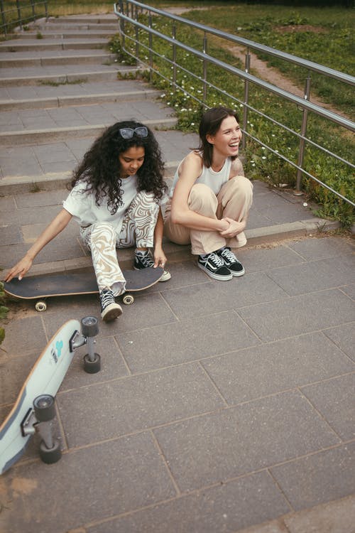 有关坐, 垂直拍摄, 大笑的免费素材图片