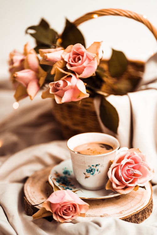 白色和白色陶瓷碟上的白色和粉红色的花卉陶瓷茶杯 · 免费素材图片
