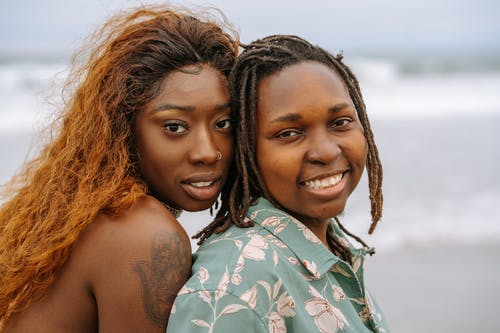 绿色和白色的花衬衫微笑的女人 · 免费素材图片