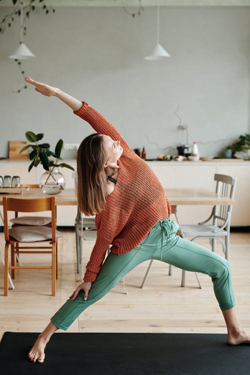 有关伸展, 在家, 垂直拍摄的免费素材图片