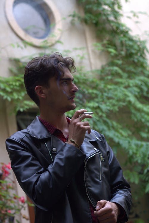 有关人, 垂直拍摄, 抽煙的免费素材图片