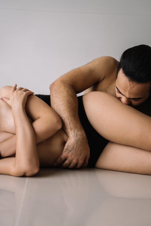 躺在床上的黑色内裤的女人 · 免费素材图片