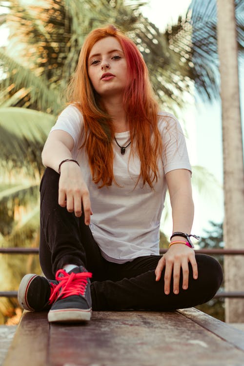 有关人, 低角度拍攝, 坐的免费素材图片