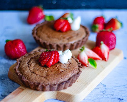 草莓草莓巧克力蛋糕 · 免费素材图片