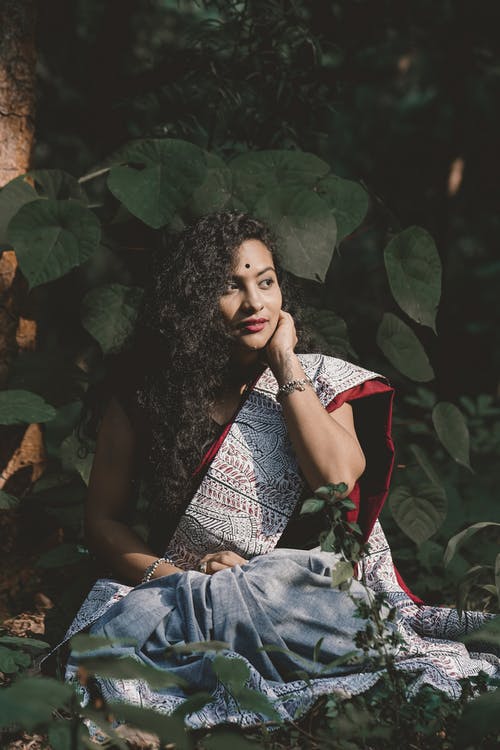 有关人, 传统服装, 坐的免费素材图片