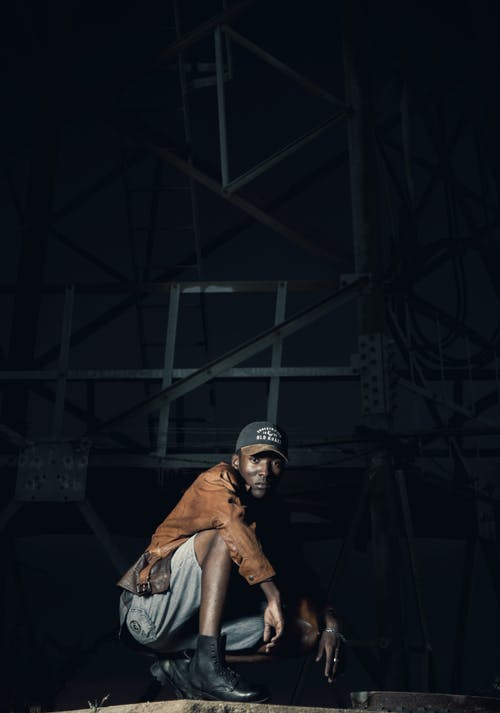 有关人, 在晚上, 坐的免费素材图片