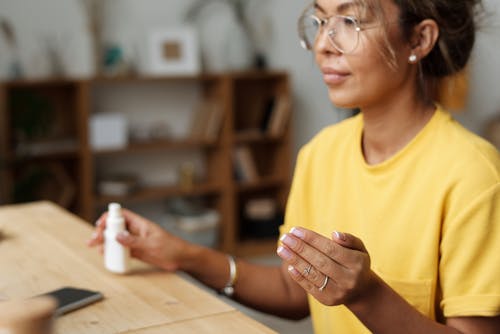 有关呆在家里, 女人, 眼鏡的免费素材图片
