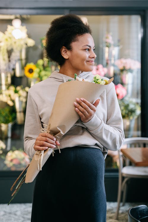 有关垂直拍摄, 微笑, 握住的免费素材图片