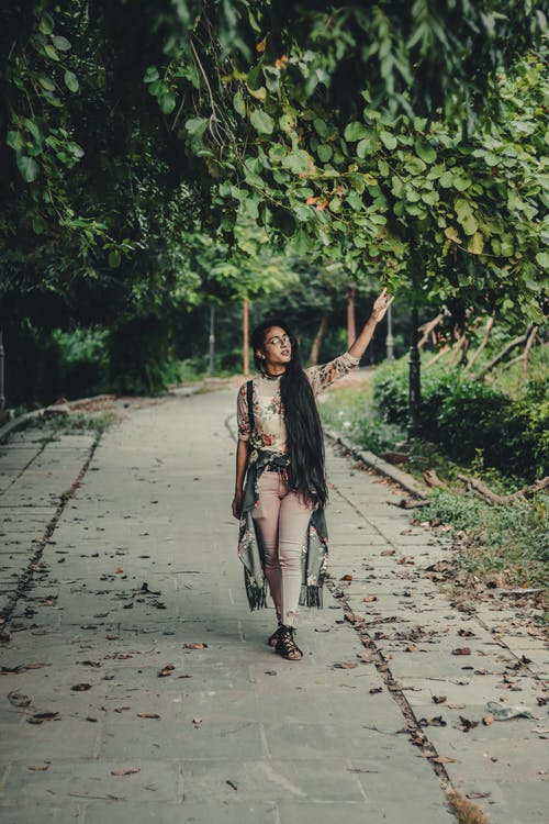 有关垂直拍摄, 女人, 小徑的免费素材图片