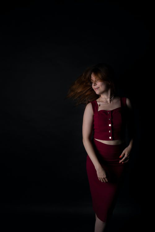 女人穿着红色的裙子 · 免费素材图片