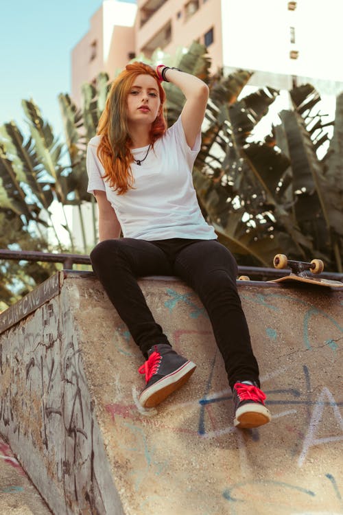 有关低角度拍攝, 坐, 女孩的免费素材图片