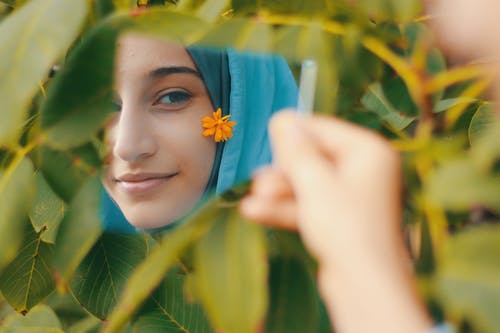 有关反射, 女人, 微笑的免费素材图片