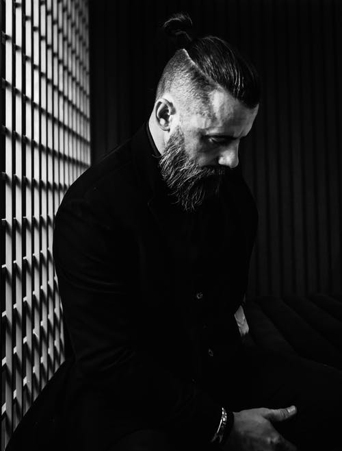 有关人, 單色, 坐的免费素材图片