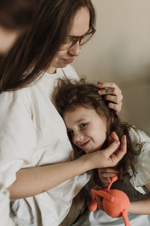 躺在床上的白衬衫的女人 · 免费素材图片