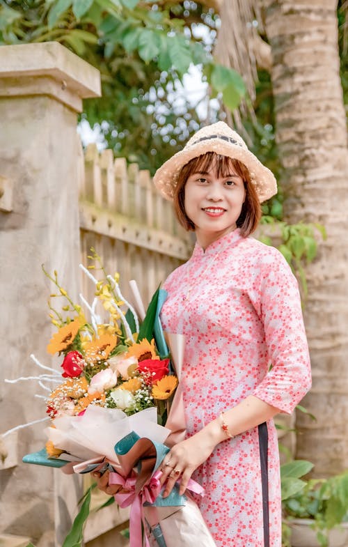 有关传统服饰, 垂直拍摄, 女人的免费素材图片